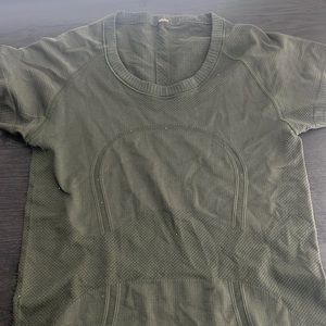 Lululemon short sleeve shirt hunter green size xsmall